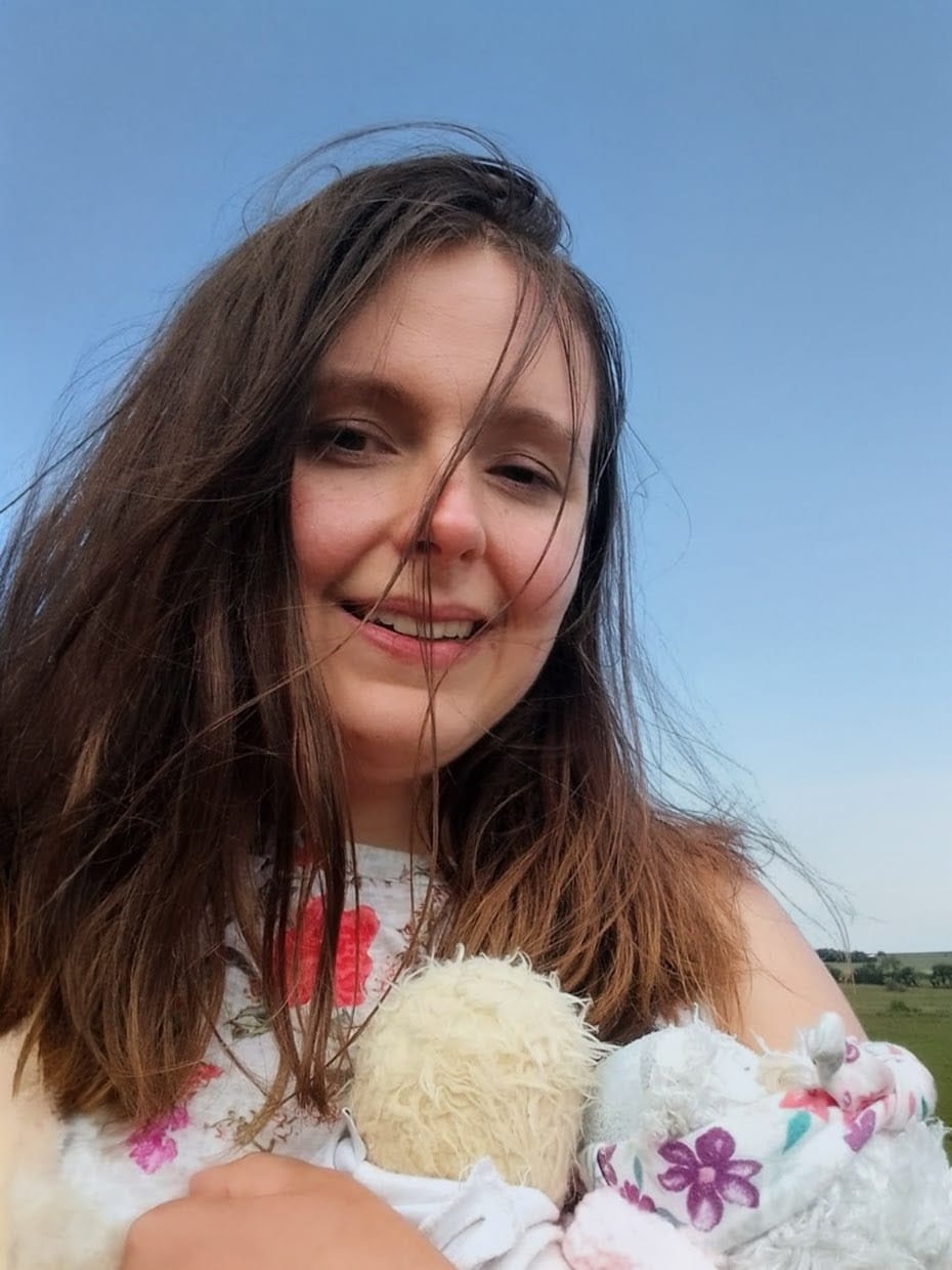 Ewelina (55), liebevolle Polin, lächelt und macht ein Selfie im Freien, ihr langes Haar weht im Wind vor blauem Himmel. Diese charmante Damen aus Osteuropa hält zwei Stofftiere im Arm und zeigt ihre weiche, geduldige Seite. Möchten Sie Frauen aus Polen kennenlernen? Ewelina liebt kurze Ausflüge, ist tolerant und hat eine positive Lebenseinstellung.