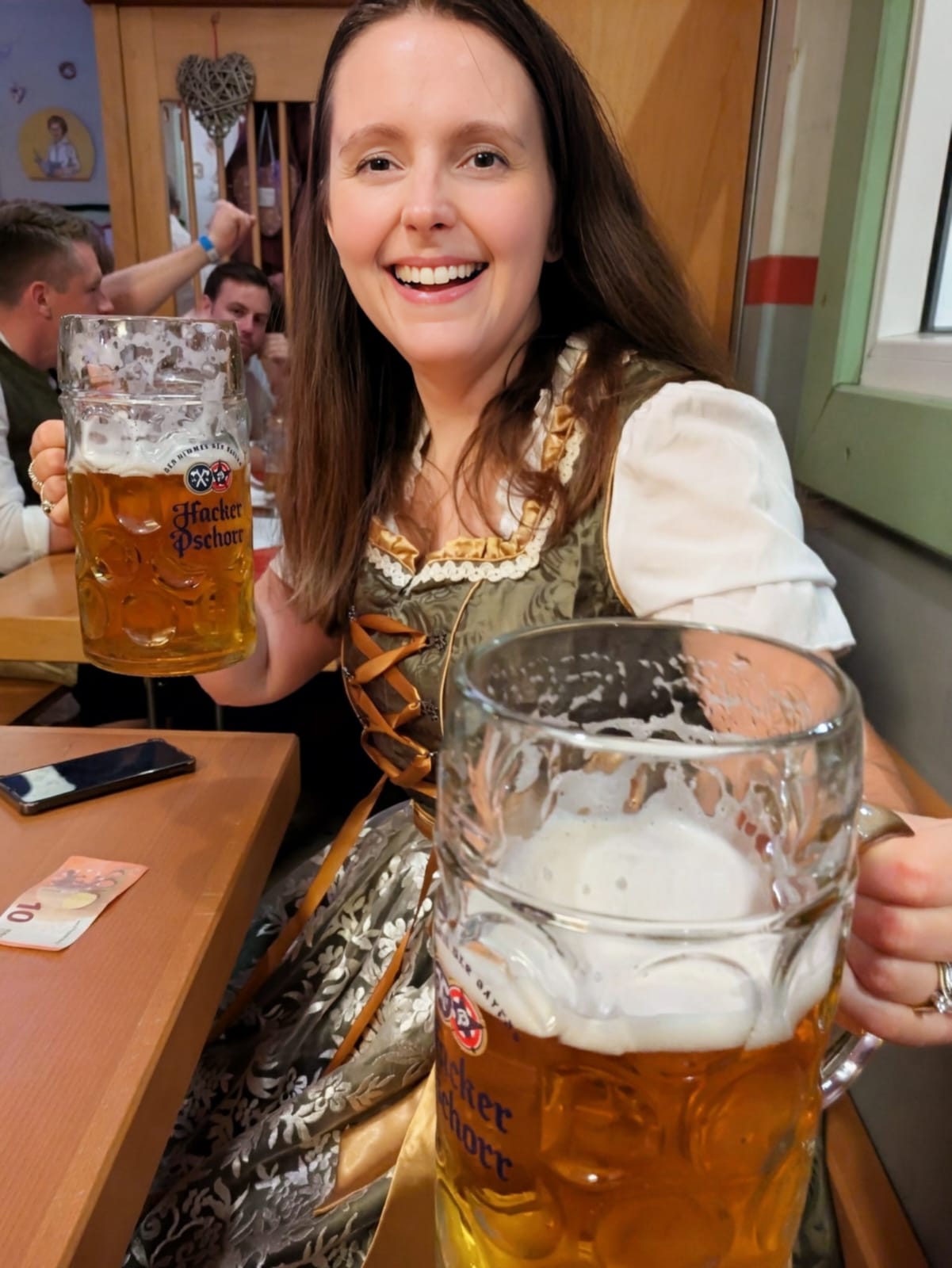 Ewelina (55), liebevolle Polin, feiert fröhlich in einem Bierzelt, hält zwei Maßkrüge Bier und trägt ein Dirndl. Diese charmante Damen aus Osteuropa zeigt ihre gesellige Seite. Möchten Sie Frauen aus Polen kennenlernen? Ewelina liebt gutes Essen und Gesellschaft – eine offene, lebensfrohe Frau.