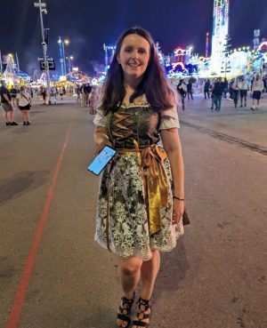 Ewelina (55), liebevolle Polin in traditionellem Dirndl auf einem belebten Volksfest. Diese charmante Damen aus Osteuropa präsentiert sich hier. Möchten Sie Frauen aus Polen kennenlernen? Ewelina ist fleißig, kocht leidenschaftlich und liebt Kurztrips – eine offene und zugleich häusliche Frau.