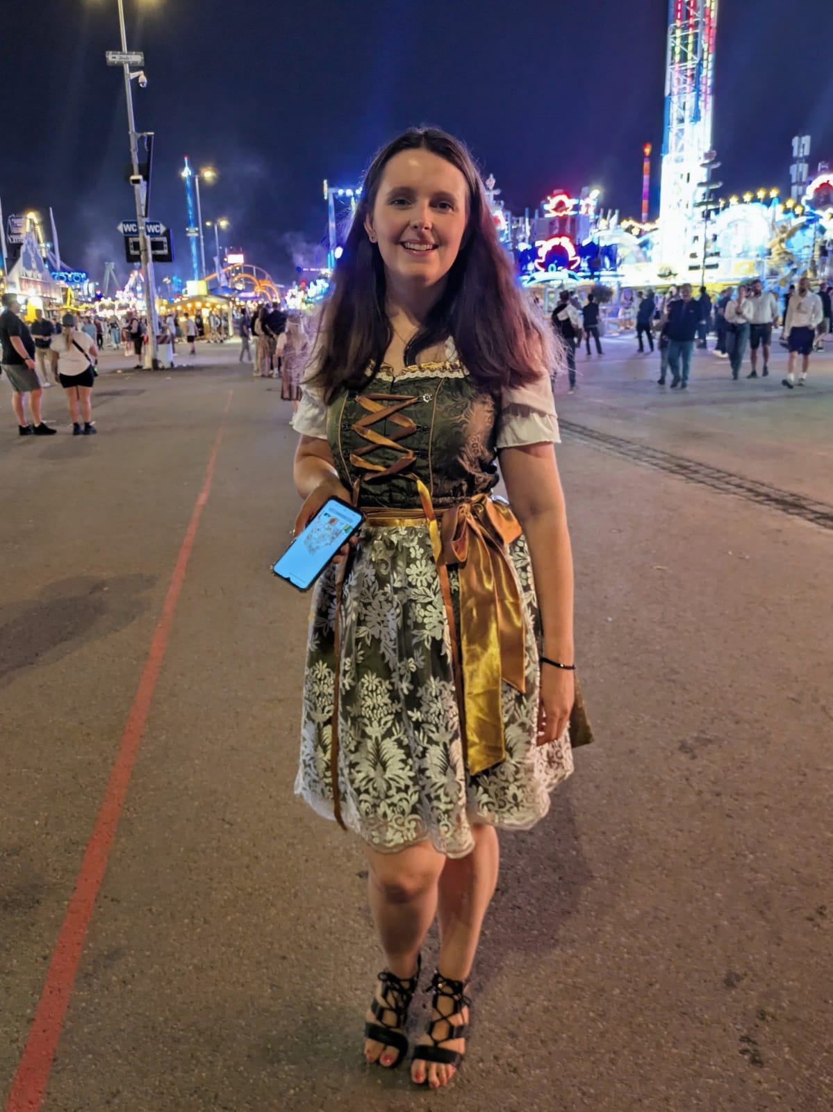 Ewelina (55), liebevolle Polin in traditionellem Dirndl auf einem belebten Volksfest. Diese charmante Damen aus Osteuropa präsentiert sich hier. Möchten Sie Frauen aus Polen kennenlernen? Ewelina ist fleißig, kocht leidenschaftlich und liebt Kurztrips – eine offene und zugleich häusliche Frau.